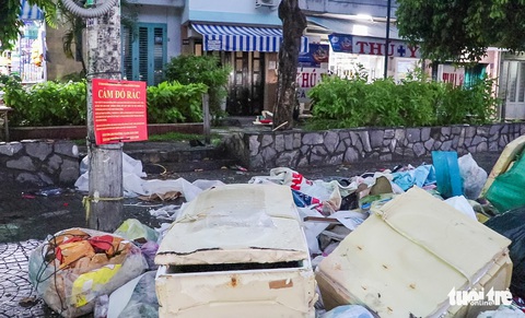 Biển cấm đổ rác như ‘tàng hình’, rác chất đống lòng đường, vỉa hè, dạ cầu - Ảnh 1. Biển cấm đổ rác như ‘tàng hình’, rác chất đống lòng đường, vỉa hè, dạ cầu - Ảnh 1.
