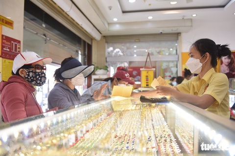 Vàng miếng SJC chênh quá cao, người dân chuyển sang mua vàng nhẫn 9999 - Ảnh 1. Vàng miếng SJC chênh quá cao, người dân chuyển sang mua vàng nhẫn 9999 - Ảnh 1.