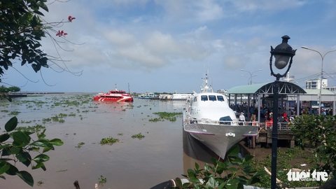 Nối lại tuyến tàu cao tốc ra Phú Quốc, du khách lỉnh kỉnh đồ đạc chờ tàu - Ảnh 2. Nối lại tuyến tàu cao tốc ra Phú Quốc, du khách lỉnh kỉnh đồ đạc chờ tàu - Ảnh 2.