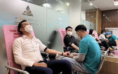 Đất Xanh Miền Nam với chương trình hiến máu nhân đạo ‘Giọt máu sẻ chia’ - Ảnh 3. Đất Xanh Miền Nam với chương trình hiến máu nhân đạo ‘Giọt máu sẻ chia’ - Ảnh 3.