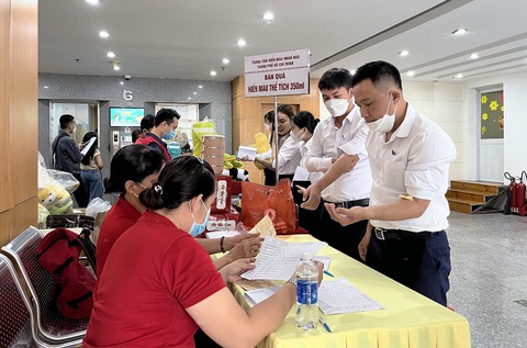 Đất Xanh Miền Nam với chương trình hiến máu nhân đạo ‘Giọt máu sẻ chia’ - Ảnh 4. Đất Xanh Miền Nam với chương trình hiến máu nhân đạo ‘Giọt máu sẻ chia’ - Ảnh 4.
