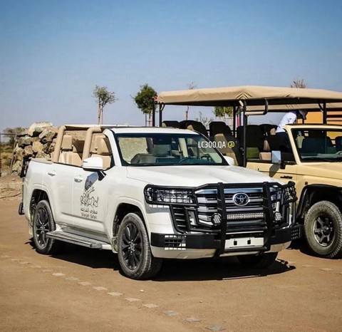Đã hiếm hàng, Toyota Land Cruiser 2022 còn được cắt xẻ thành xe mui trần để du lịch kiểu mới lạ - Ảnh 1. Đã hiếm hàng, Toyota Land Cruiser 2022 còn được cắt xẻ thành xe mui trần để du lịch kiểu mới lạ - Ảnh 1.