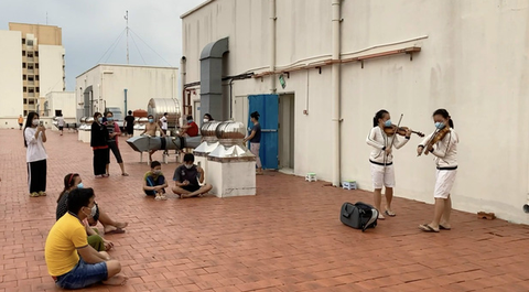 Nhớ mãi ngày em mang đàn violin nhập viện điều trị COVID-19, biến sân thượng thành sân khấu - Ảnh 2. Nhớ mãi ngày em mang đàn violin nhập viện điều trị COVID-19, biến sân thượng thành sân khấu - Ảnh 2.
