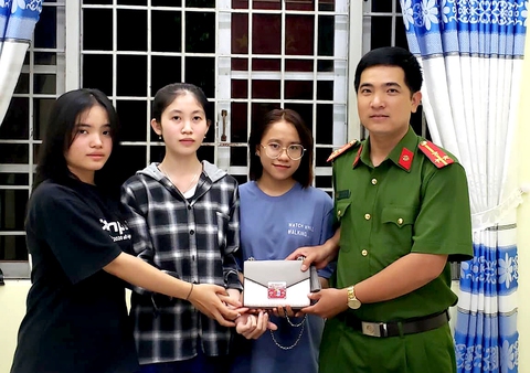 Nhặt túi xách có 27 triệu đồng, 3 nữ sinh nhờ công an tìm trả người mất - Ảnh 1. Nhặt túi xách có 27 triệu đồng, 3 nữ sinh nhờ công an tìm trả người mất - Ảnh 1.