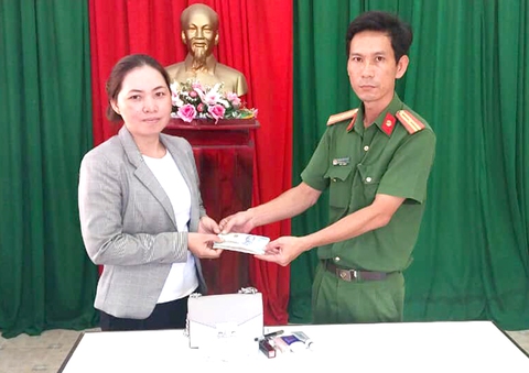 Nhặt túi xách có 27 triệu đồng, 3 nữ sinh nhờ công an tìm trả người mất - Ảnh 2. Nhặt túi xách có 27 triệu đồng, 3 nữ sinh nhờ công an tìm trả người mất - Ảnh 2.
