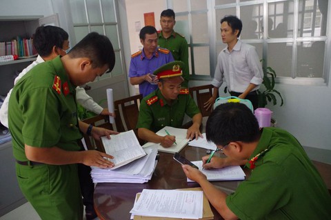 Nghiệm thu 41 tivi kém chất lượng, trưởng phòng giáo dục huyện bị khởi tố - Ảnh 1. Nghiệm thu 41 tivi kém chất lượng, trưởng phòng giáo dục huyện bị khởi tố - Ảnh 1.