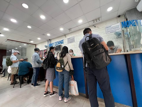 Nhiều tiệm vàng, đại lý thu đổi ngoại tệ ngưng báo giá USD qua điện thoại - Ảnh 1. Nhiều tiệm vàng, đại lý thu đổi ngoại tệ ngưng báo giá USD qua điện thoại - Ảnh 1.