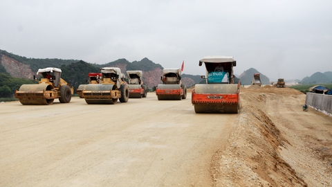 Giá vật liệu tăng đột biến, 20 nhà thầu làm đường cao tốc Bắc - Nam đồng loạt ‘kêu cứu’ - Ảnh 1. Giá vật liệu tăng đột biến, 20 nhà thầu làm đường cao tốc Bắc - Nam đồng loạt ‘kêu cứu’ - Ảnh 1.