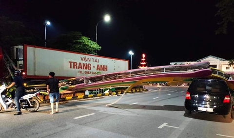 Xe container tông sập cổng chào, đè một xe con tại trung tâm Thái Bình - Ảnh 1. Xe container tông sập cổng chào, đè một xe con tại trung tâm Thái Bình - Ảnh 1.