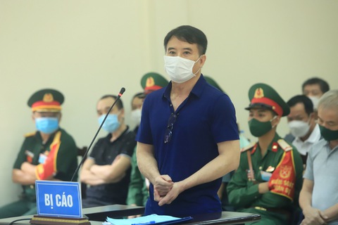 Cựu thiếu tướng cảnh sát biển Lê Văn Minh xin tòa giảm nhẹ hình phạt để ra tù sớm chăm mẹ già - Ảnh 2. Cựu thiếu tướng cảnh sát biển Lê Văn Minh xin tòa giảm nhẹ hình phạt để ra tù sớm chăm mẹ già - Ảnh 2.