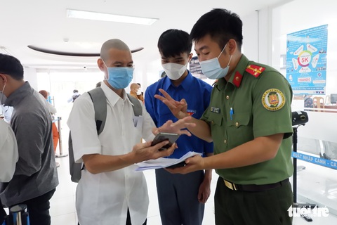 Công an TP.HCM lập đội tình nguyện hỗ trợ người dân làm hộ chiếu - Ảnh 1. Công an TP.HCM lập đội tình nguyện hỗ trợ người dân làm hộ chiếu - Ảnh 1.
