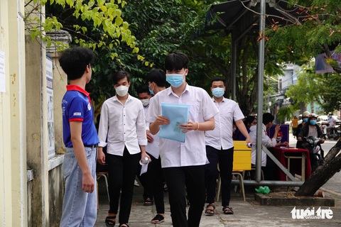 Vụ lộ đề thi toán tốt nghiệp THPT: Thí sinh dùng điện thoại chụp đề đưa lên ứng dụng gia sư - Ảnh 1. Vụ lộ đề thi toán tốt nghiệp THPT: Thí sinh dùng điện thoại chụp đề đưa lên ứng dụng gia sư - Ảnh 1.