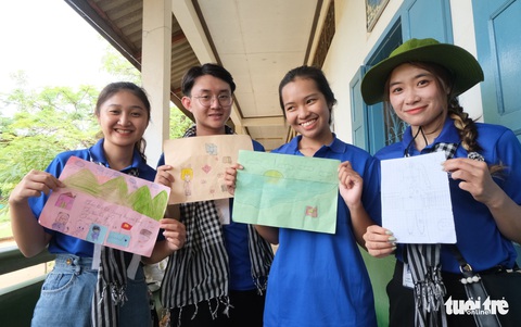 Thương lắm Lào ơi qua những tranh vẽ tặng chiến sĩ tình nguyện TP.HCM - Ảnh 1. Thương lắm Lào ơi qua những tranh vẽ tặng chiến sĩ tình nguyện TP.HCM - Ảnh 1.