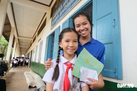 Thương lắm Lào ơi qua những tranh vẽ tặng chiến sĩ tình nguyện TP.HCM - Ảnh 2. Thương lắm Lào ơi qua những tranh vẽ tặng chiến sĩ tình nguyện TP.HCM - Ảnh 2.
