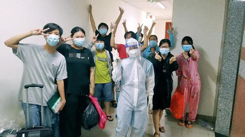 Tiễn gia đình tôi rời bệnh viện dã chiến, bác sĩ hóm hỉnh: Không hẹn gặp lại đâu - Ảnh 1. Tiễn gia đình tôi rời bệnh viện dã chiến, bác sĩ hóm hỉnh: Không hẹn gặp lại đâu - Ảnh 1.