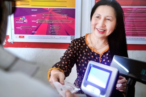Chủ điểm bán hàng Vietlott: Tôi bán sự may mắn và cả nụ cười - Ảnh 3. Chủ điểm bán hàng Vietlott: Tôi bán sự may mắn và cả nụ cười - Ảnh 3.