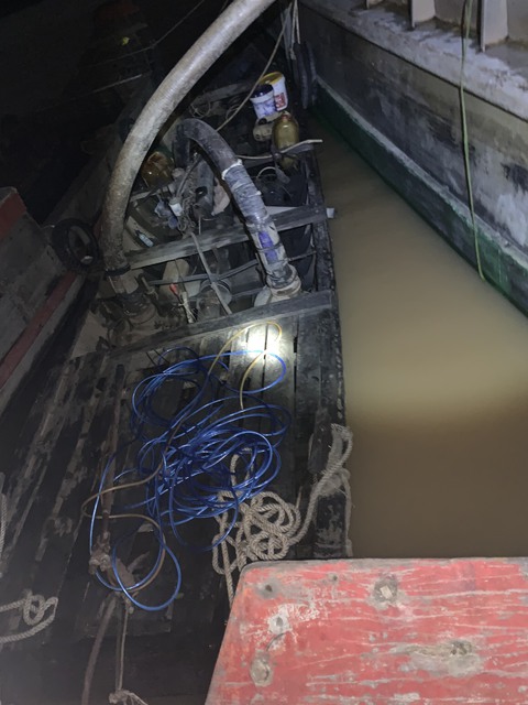 Nhiều cát tặc xăm trổ điều ghe, sà lan hút cát sông Đồng Nai - Ảnh 2. Nhiều cát tặc xăm trổ điều ghe, sà lan hút cát sông Đồng Nai - Ảnh 2.
