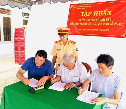 Bình Thuận vận động chủ xe cam kết không chở quá tải, quá khổ, cơi nới thùng - Ảnh 1. Bình Thuận vận động chủ xe cam kết không chở quá tải, quá khổ, cơi nới thùng - Ảnh 1.