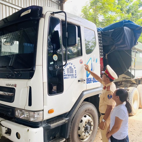 Bình Thuận vận động chủ xe cam kết không chở quá tải, quá khổ, cơi nới thùng - Ảnh 2. Bình Thuận vận động chủ xe cam kết không chở quá tải, quá khổ, cơi nới thùng - Ảnh 2.