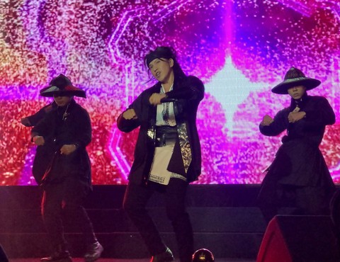 Gia đình Cẩm Vân, Khắc Triệu góp giọng trong live show ‘Bách biến’ của Y Thanh - Ảnh 1. Gia đình Cẩm Vân, Khắc Triệu góp giọng trong live show ‘Bách biến’ của Y Thanh - Ảnh 1.