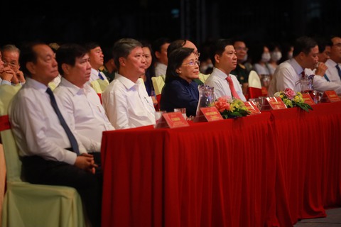 Tạ Minh Tâm, Đông Nhi, Hồ Trung Dũng hát về Côn Đảo - Sáng mãi bản anh hùng ca - Ảnh 2. Tạ Minh Tâm, Đông Nhi, Hồ Trung Dũng hát về Côn Đảo - Sáng mãi bản anh hùng ca - Ảnh 2.