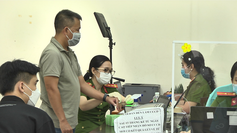 Sau phản ánh mòn mỏi chờ CCCD, nhiều người dân được cảnh sát khu vực gặp, hướng dẫn làm lại - Ảnh 1. Sau phản ánh mòn mỏi chờ CCCD, nhiều người dân được cảnh sát khu vực gặp, hướng dẫn làm lại - Ảnh 1.