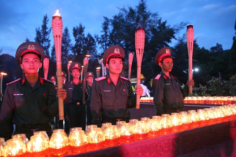 Lãnh đạo và tuổi trẻ TP.HCM thắp nến tưởng niệm anh hùng liệt sĩ tại Côn Đảo - Ảnh 3. Lãnh đạo và tuổi trẻ TP.HCM thắp nến tưởng niệm anh hùng liệt sĩ tại Côn Đảo - Ảnh 3.