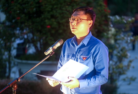 Lãnh đạo và tuổi trẻ TP.HCM thắp nến tưởng niệm anh hùng liệt sĩ tại Côn Đảo - Ảnh 2. Lãnh đạo và tuổi trẻ TP.HCM thắp nến tưởng niệm anh hùng liệt sĩ tại Côn Đảo - Ảnh 2.