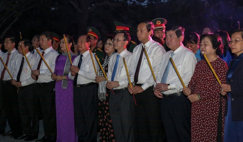 Lãnh đạo và tuổi trẻ TP.HCM thắp nến tưởng niệm anh hùng liệt sĩ tại Côn Đảo - Ảnh 1. Lãnh đạo và tuổi trẻ TP.HCM thắp nến tưởng niệm anh hùng liệt sĩ tại Côn Đảo - Ảnh 1.