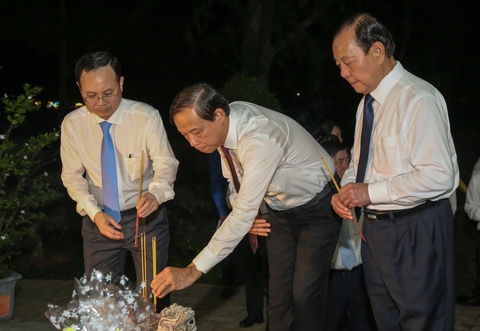 Lãnh đạo và tuổi trẻ TP.HCM thắp nến tưởng niệm anh hùng liệt sĩ tại Côn Đảo - Ảnh 4. Lãnh đạo và tuổi trẻ TP.HCM thắp nến tưởng niệm anh hùng liệt sĩ tại Côn Đảo - Ảnh 4.