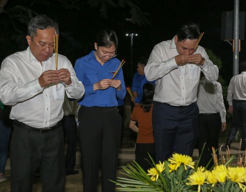 Lãnh đạo và tuổi trẻ TP.HCM thắp nến tưởng niệm anh hùng liệt sĩ tại Côn Đảo - Ảnh 5. Lãnh đạo và tuổi trẻ TP.HCM thắp nến tưởng niệm anh hùng liệt sĩ tại Côn Đảo - Ảnh 5.