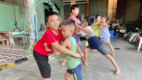 Hè rộn vui ở những xóm trọ - Ảnh 1. Hè rộn vui ở những xóm trọ - Ảnh 1.