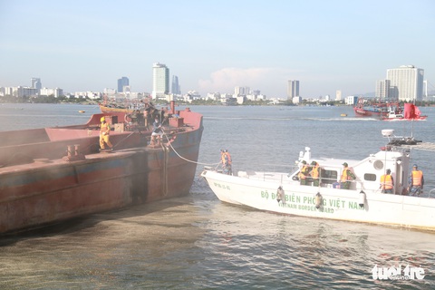 Xem bộ ảnh hồi hộp diễn tập ứng phó tràn dầu khi tàu có nguy cơ chìm và cháy nổ - Ảnh 2. Xem bộ ảnh hồi hộp diễn tập ứng phó tràn dầu khi tàu có nguy cơ chìm và cháy nổ - Ảnh 2.