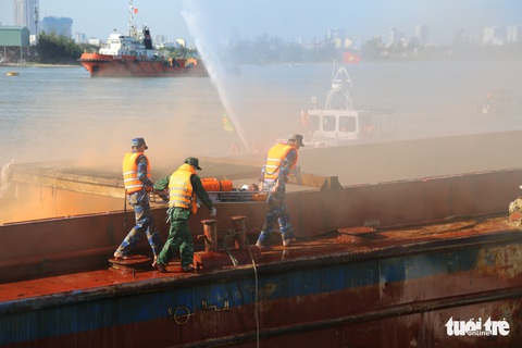 Xem bộ ảnh hồi hộp diễn tập ứng phó tràn dầu khi tàu có nguy cơ chìm và cháy nổ - Ảnh 4. Xem bộ ảnh hồi hộp diễn tập ứng phó tràn dầu khi tàu có nguy cơ chìm và cháy nổ - Ảnh 4.
