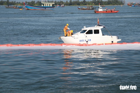 Xem bộ ảnh hồi hộp diễn tập ứng phó tràn dầu khi tàu có nguy cơ chìm và cháy nổ - Ảnh 5. Xem bộ ảnh hồi hộp diễn tập ứng phó tràn dầu khi tàu có nguy cơ chìm và cháy nổ - Ảnh 5.