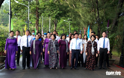 Lãnh đạo TP.HCM dâng hương tưởng niệm anh hùng liệt sĩ tại Côn Đảo - Ảnh 1. Lãnh đạo TP.HCM dâng hương tưởng niệm anh hùng liệt sĩ tại Côn Đảo - Ảnh 1.