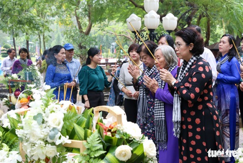 Lãnh đạo TP.HCM dâng hương tưởng niệm anh hùng liệt sĩ tại Côn Đảo - Ảnh 2. Lãnh đạo TP.HCM dâng hương tưởng niệm anh hùng liệt sĩ tại Côn Đảo - Ảnh 2.