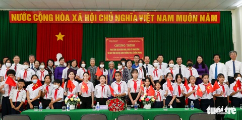 Lãnh đạo TP.HCM dâng hương tưởng niệm anh hùng liệt sĩ tại Côn Đảo - Ảnh 3. Lãnh đạo TP.HCM dâng hương tưởng niệm anh hùng liệt sĩ tại Côn Đảo - Ảnh 3.