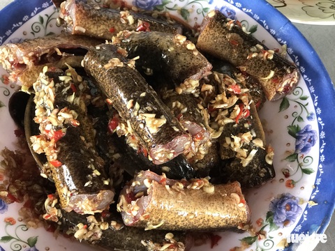 Trời mưa rả rích bắt con lịch nhúng lẩu, nướng, xào ngon hết bài - Ảnh 1. Trời mưa rả rích bắt con lịch nhúng lẩu, nướng, xào ngon hết bài - Ảnh 1.