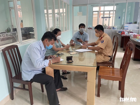 Chở bé trai ngồi mui xe lao vun vút trên quốc lộ 1, nữ tài xế bị thu bằng lái 2 tháng - Ảnh 2. Chở bé trai ngồi mui xe lao vun vút trên quốc lộ 1, nữ tài xế bị thu bằng lái 2 tháng - Ảnh 2.