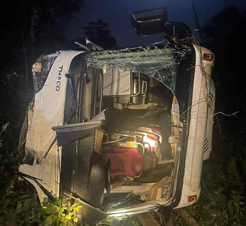 Xe chở khách du lịch bị lật trong đêm ở Vườn quốc gia Xuân Sơn, 3 người tử vong, 10 người bị thương - Ảnh 2. Xe chở khách du lịch bị lật trong đêm ở Vườn quốc gia Xuân Sơn, 3 người tử vong, 10 người bị thương - Ảnh 2.