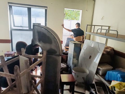 Người thuê cửa hàng khóc nghẹn vì bị đội quân ba gác bao vây, tháo hết tài sản bỏ ra vỉa hè - Ảnh 2. Người thuê cửa hàng khóc nghẹn vì bị đội quân ba gác bao vây, tháo hết tài sản bỏ ra vỉa hè - Ảnh 2.