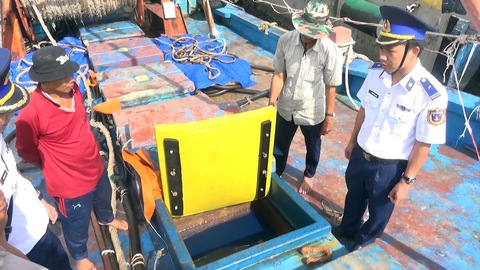 Cảnh sát biển bắt tàu chở 90.000 lít dầu không rõ nguồn gốc - Ảnh 2. Cảnh sát biển bắt tàu chở 90.000 lít dầu không rõ nguồn gốc - Ảnh 2.