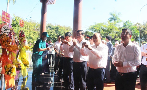 Chủ tịch nước Nguyễn Xuân Phúc: Làm tốt hơn nữa việc chăm lo người có công, gia đình chính sách - Ảnh 3. Chủ tịch nước Nguyễn Xuân Phúc: Làm tốt hơn nữa việc chăm lo người có công, gia đình chính sách - Ảnh 3.