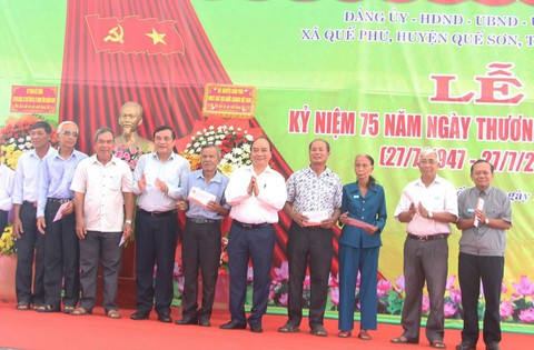 Chủ tịch nước Nguyễn Xuân Phúc: Làm tốt hơn nữa việc chăm lo người có công, gia đình chính sách - Ảnh 1. Chủ tịch nước Nguyễn Xuân Phúc: Làm tốt hơn nữa việc chăm lo người có công, gia đình chính sách - Ảnh 1.