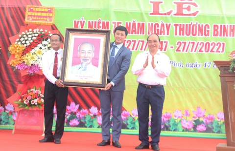 Chủ tịch nước Nguyễn Xuân Phúc: Làm tốt hơn nữa việc chăm lo người có công, gia đình chính sách - Ảnh 2. Chủ tịch nước Nguyễn Xuân Phúc: Làm tốt hơn nữa việc chăm lo người có công, gia đình chính sách - Ảnh 2.