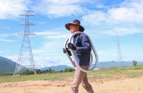 Chạy đua với thời tiết trên công trường điện Ninh Thuận - Ảnh 1. Chạy đua với thời tiết trên công trường điện Ninh Thuận - Ảnh 1.