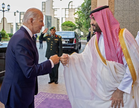 Cú chạm tay gây tranh cãi của ông Biden với MBS - Ảnh 1. Cú chạm tay gây tranh cãi của ông Biden với MBS - Ảnh 1.