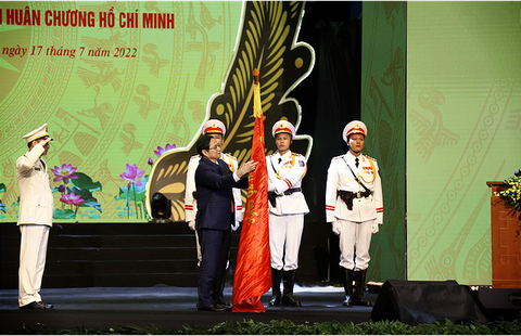Trao tặng Huân chương Hồ Chí Minh cho lực lượng Cảnh sát nhân dân - Ảnh 1. Trao tặng Huân chương Hồ Chí Minh cho lực lượng Cảnh sát nhân dân - Ảnh 1.