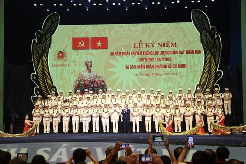 Trao tặng Huân chương Hồ Chí Minh cho lực lượng Cảnh sát nhân dân - Ảnh 3. Trao tặng Huân chương Hồ Chí Minh cho lực lượng Cảnh sát nhân dân - Ảnh 3.